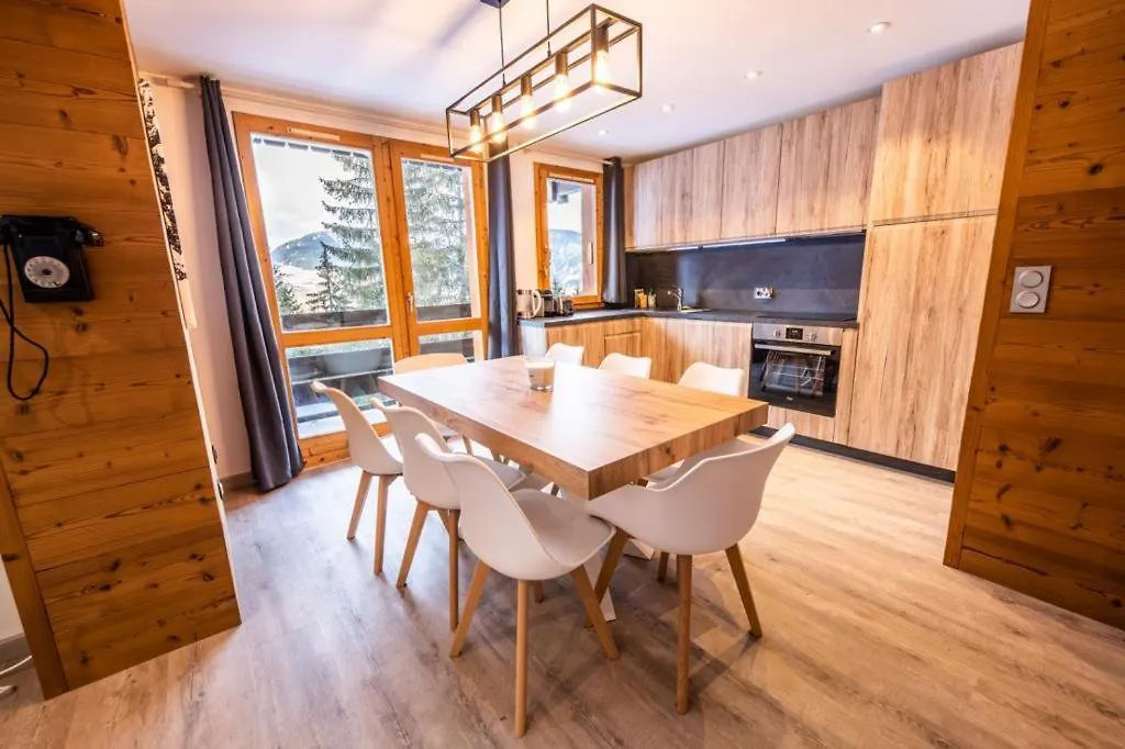 Superbe Vue, Acces Skis Aux Pieds, Tres Agreable Courchevel