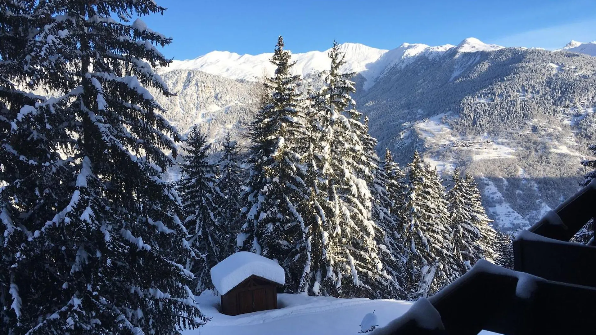 Superbe Vue, Acces Skis Aux Pieds, Tres Agreable Courchevel France
